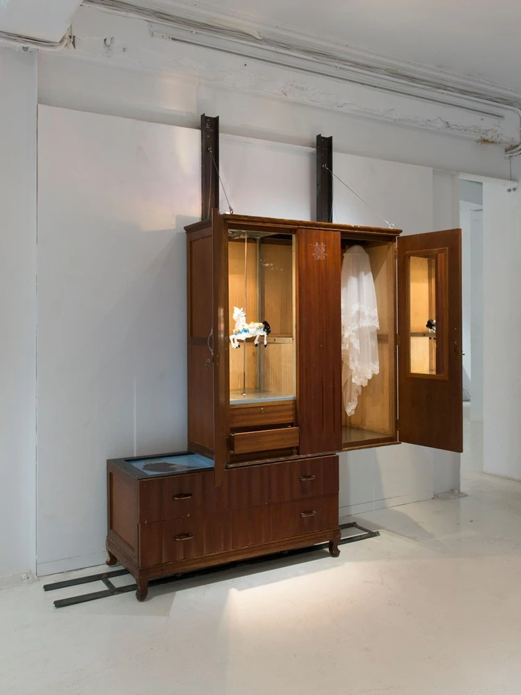 徐瑞憲，《嫁妝》，2013，馬達、復古衣櫃、婚紗、電視。©徐瑞憲-圖片